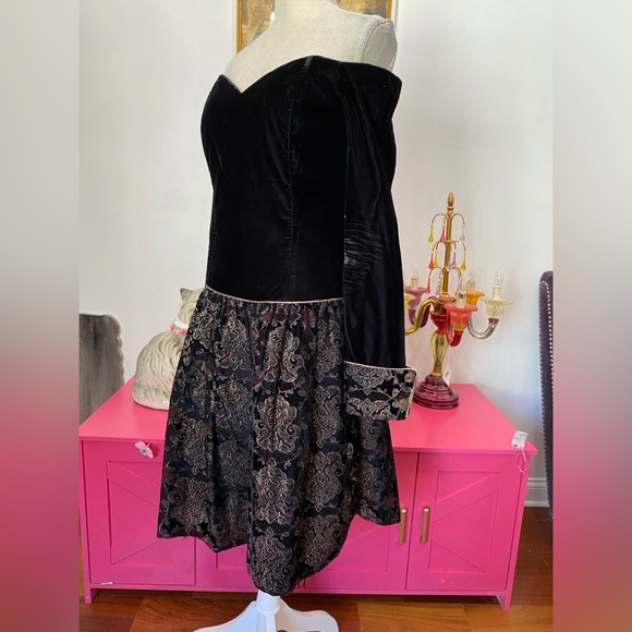 ❌SOLD❌VINTAGE 80’S SCOTT MCCLINTOCK BLACK VELVET BROCADE DRESS OFF SHOULDER - Picture 5 of 10